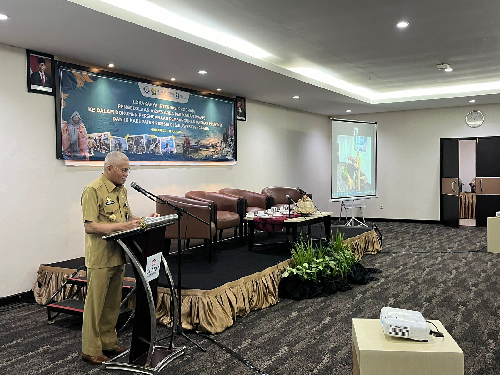 Mewakili Pj Gubernur, Komjen Pol (P) Dr (HC) Andap Budhi Revianto SIK MH, Sekda Sultra, Drs H Asrun Lio MHum PhD saat memberikan sambutan pada Lokakarya Integritas Pengelolaan Akses Area Perikanan ke Dalam Dokumen Perencanaan Daerah, Selasa (30/7), di Kendari.