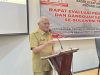 Sekda Sultra mewakili Pj Gubernur, Komjen Pol (P) Dr (HC) Andap Budhi Revianto SIK MH saat memberikan sambutan sekaligus membuka secara resmi rapat evaluasi penanganan konflik sosial dan gangguan keamanan dalam negeri, Selasa (30/7), di Kendari.