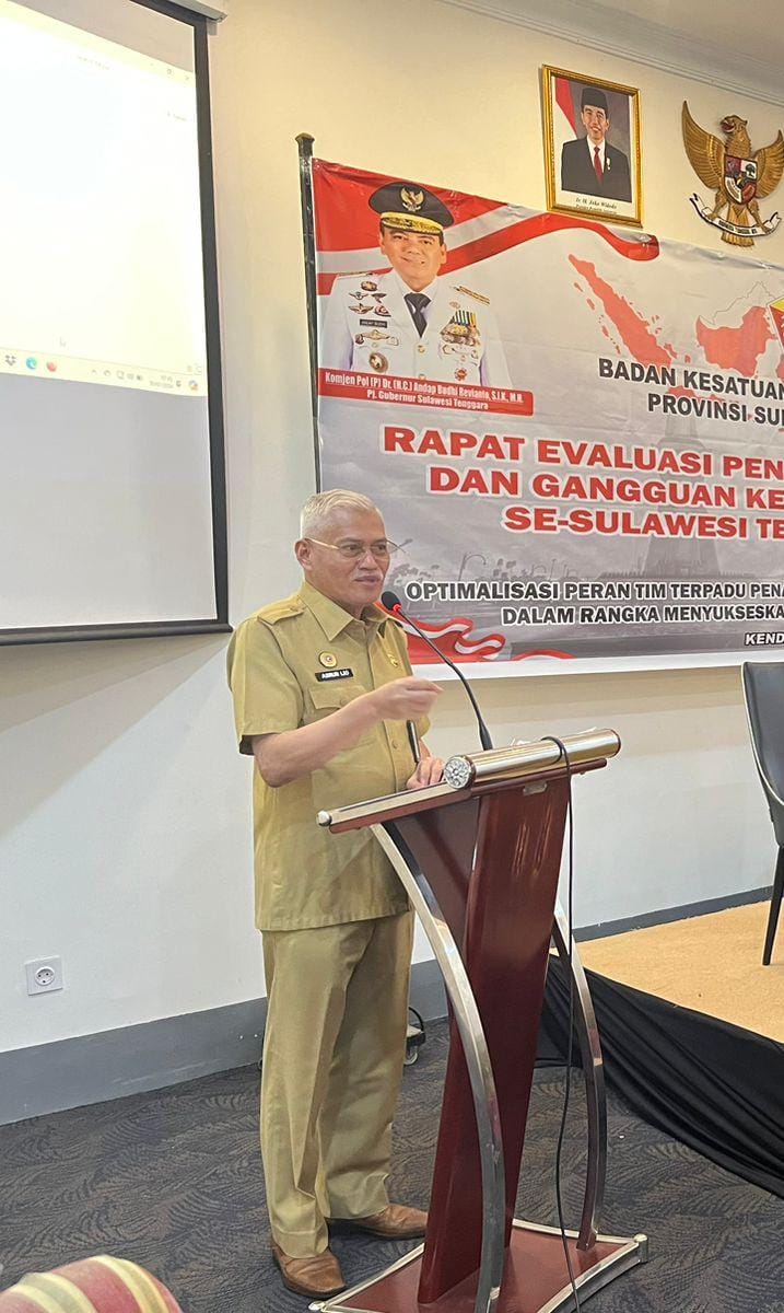Sekda Sultra mewakili Pj Gubernur, Komjen Pol (P) Dr (HC) Andap Budhi Revianto SIK MH saat memberikan sambutan sekaligus membuka secara resmi rapat evaluasi penanganan konflik sosial dan gangguan keamanan dalam negeri, Selasa (30/7), di Kendari.