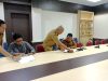 Kepala Dinas SDA dan Bina Marga Sultra, Pahri Yamsul saat melakukan penandatanganan kontrak pekerjaan ruas jalan Buteng batas wamengkoli.