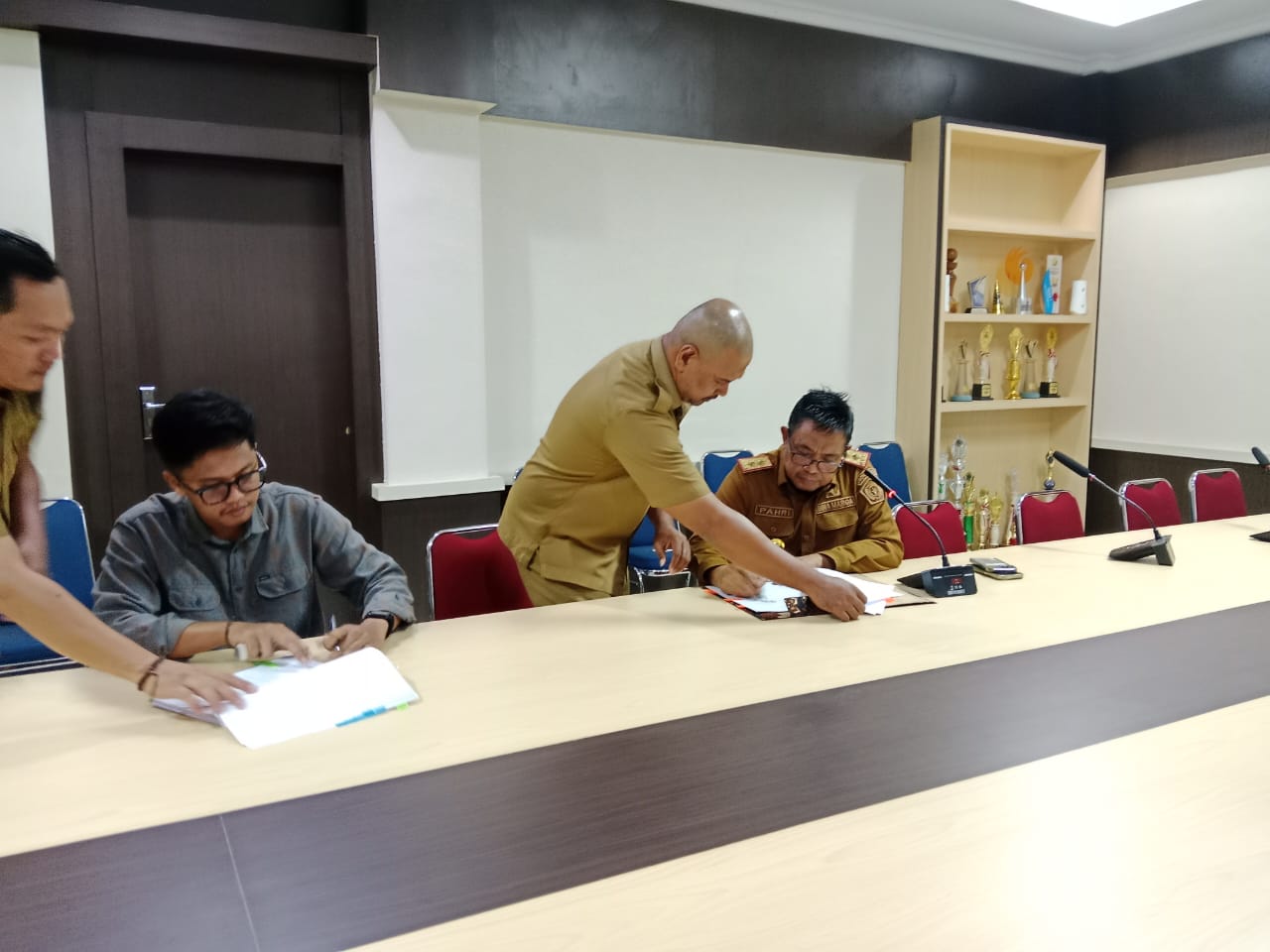 Kepala Dinas SDA dan Bina Marga Sultra, Pahri Yamsul saat melakukan penandatanganan kontrak pekerjaan ruas jalan Buteng batas wamengkoli.