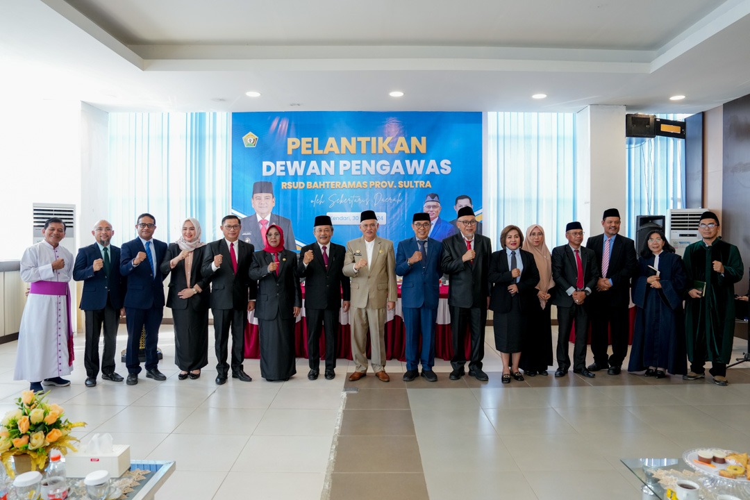 Sekda Sultra saat mewakili Pj Gubernur, Komjen Pol (P) Dr (HC) Andap Budhi Revianto SIK MH pada pelantikan dan pengambilan sumpah jabatan Dewan Pengawas dan Sekretaris Dewan Pengawas BLUD RS Bahteramas Sultra, Selasa (30/7).