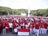 Sekda Sultra, Asrun Lio, secara resmi melaunching gerakan pembagian bendera merah putih kepada masyarakat bertempat di pelataran Kantor Gubernur Sultra.
