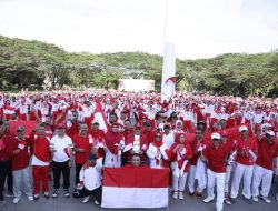 Semarak HUT RI ke-79, Sekda Sultra Launching Gerakan Pembagian Bendera Merah Putih