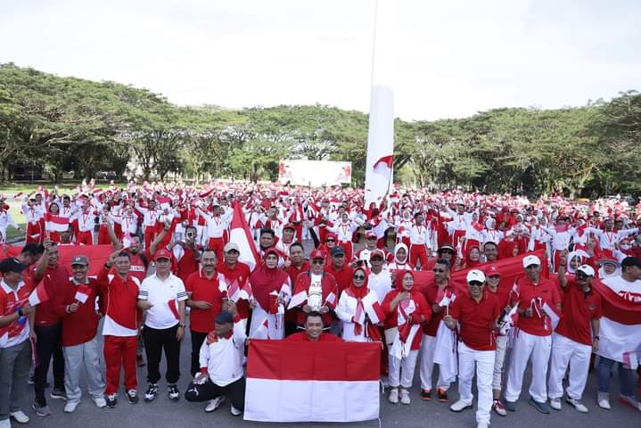Sekda Sultra, Asrun Lio, secara resmi melaunching gerakan pembagian bendera merah putih kepada masyarakat bertempat di pelataran Kantor Gubernur Sultra.
