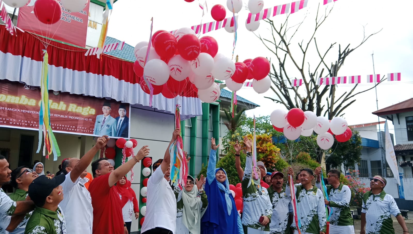 Pj Gubernur Sultra, Andap Budhi Revianto saat membuka lomba olahraga di Distanak Sultra dalam rangka memperingati HUT RI ke-79.