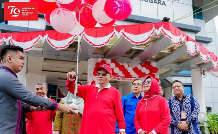 Sekda Sultra Asrun Lio saat membuka lomba di BKD Sultra dalam rangka HUT RI ke-79. (FOTO: Biro Adpim Sultra)