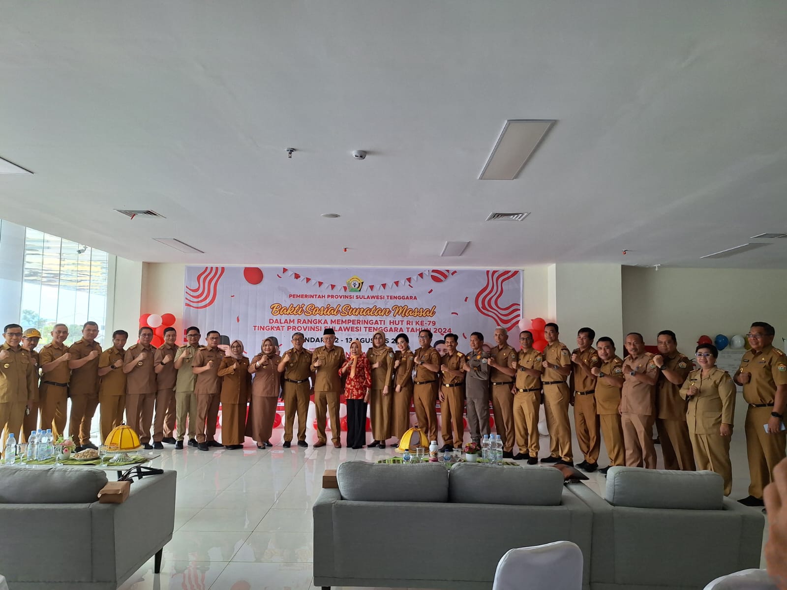 Pemprov dan DWP Sultra saat menggelar bakti sosial berupa sunatan massal.