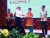 Kepala BRIN Laksana Tri Handoko, saat memberikan penghargaan kepada Kepala Brida Sultra Isma dalam acara Rakortek Brida/Bapperida/Balitbang se-Indonesia yang dirangkaikan dengan pelaksanaan INARI Expo 2024, bertempat di Auditorium Gedung BJ Habibie BRIN Jakarta.