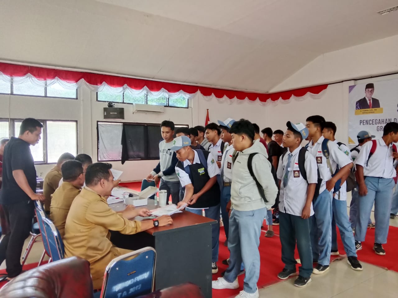 Dikbud Sultra saat skrining pemain futsal, untuk memastikan bahwa siswa yang dilibatkan merupakan siswa aktif.