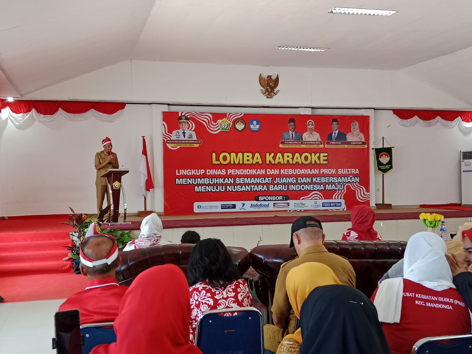Kepala Dikbud Sultra, Yusmin saat membuka lomba karaoke bertempat di Aula Dikbud Sultra, Selasa(13/8).