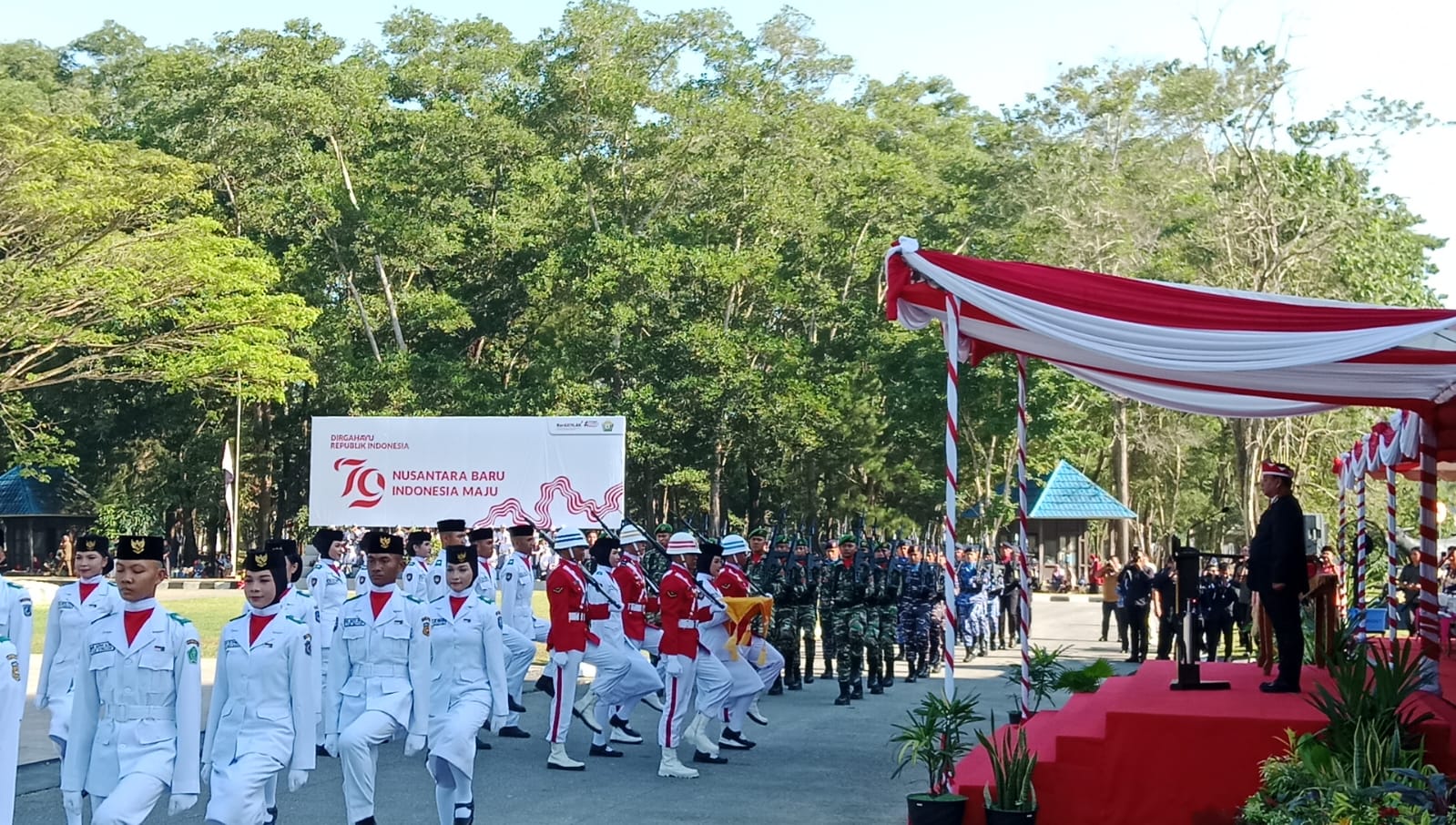 Pj Gubernur Sultra, Andap Budhi Revianto saat memimpin upacara peringatan HUT RI ke-79 bertempat di pelataran Kantor Gubernur Sultra, Sabtu (17/8).