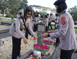 Peringati Hari Jadi ke-76, Polwan Polda Sultra Ziarah di TMP Watubangga