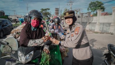 Polwan Polda Sultra Rayakan Hari Jadi ke-76 dengan Membagikan Bunga Mawar di Kendari