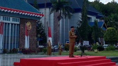 Sekda Sultra Asrun Lio saat memimpin apel gabungan lingkup Pemprov Sultra bertempat di halaman Kantor Gubernur Sultra.