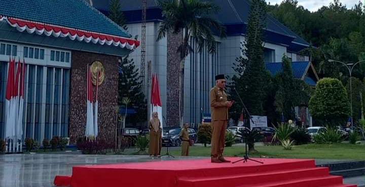 Sekda Sultra Asrun Lio saat memimpin apel gabungan lingkup Pemprov Sultra bertempat di halaman Kantor Gubernur Sultra.