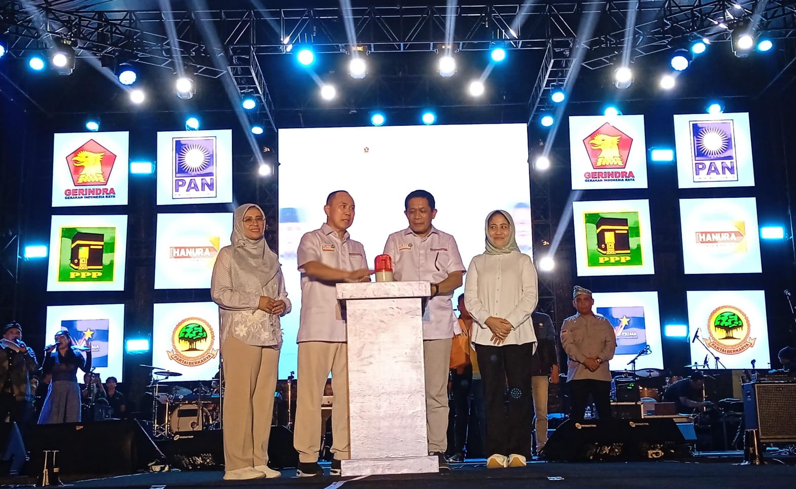 Pasangan Bacalon Gubernur dan Wakil Gubernur Sultra, ASR-Hugua saat deklarasi. (Dok. Istimewa)