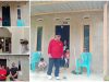 Kepala Dinas Perumahan Rakyat Kawasan Pemukiman dan Pertanahan Sultra Muhammad Nurjaya bersama Kepala Bidang Rumah Swadaya, Andra Wisal Jaya saat turun langsung mengecek kondisi rumah yang sudah direhab di wilayah Kota Kendari tepatnya di Kelurahan Benua Nirae.