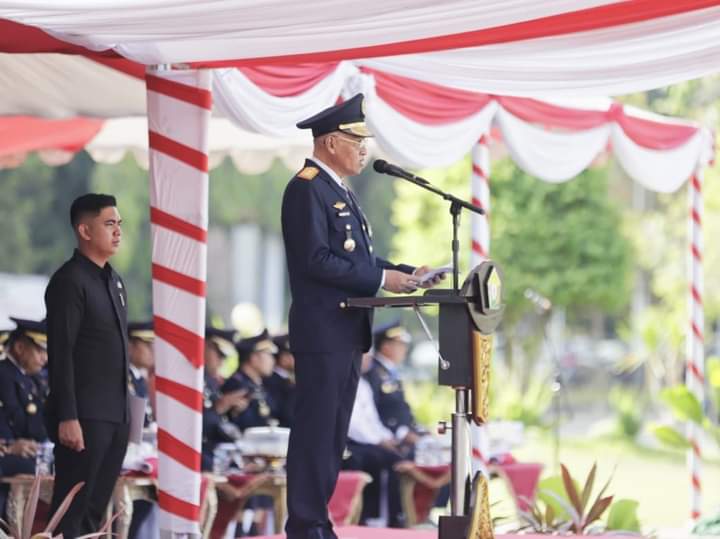 Sekda Sultra Asrun Lio, saat menjadi irup dalam memperingati Upacara Harhubnas 2024 di pelataran Kantor Gubernur Sultra, Senin (23/9).