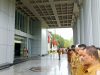 Pj Gubernur Sultra, Andap Budhi Revianto saat memimpin secara langsung apel gabungan bertempat di Loby Kantor Gubernur Sultra, Senin (2/9).