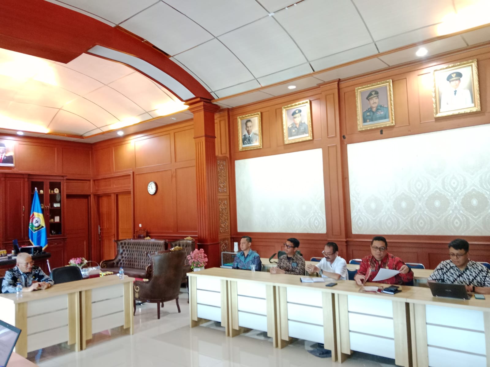 Sekda Sultra Asrun Lio saat memimpin rapat bersama OPD terbaik bertempat diruang kerjanya.