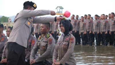 Polda Sultra Gelar Tradisi Pembaretan Perwira SIP, Perwira Remaja Akpol dan Bintara Remaja di Pantai Nambo