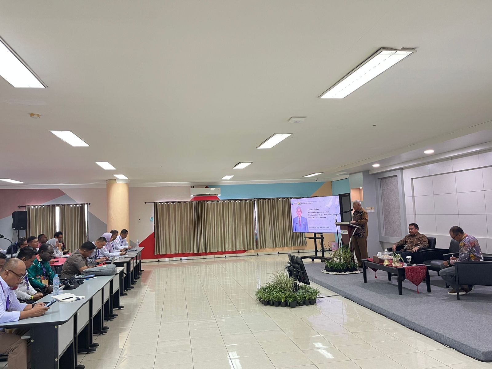 Sekda Sultra, Drs H Asrun Lio MHum PhD saat menjadi pembicara dalam kegiatan “Alumni menyapa LAN (Alumni Menyala)”, Rabu (18/9/2024), bertempat di Kampus Puslatbang KMP Makassar.