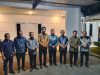Pj Bupati Kolut, Yusmin, Sekda Kolut Taupiq pose bersama dengan tiga pasangan calon bupati dan wakil bupati pada acara silaturahmi dan makan malam bersama di rumah jabatan bupati.