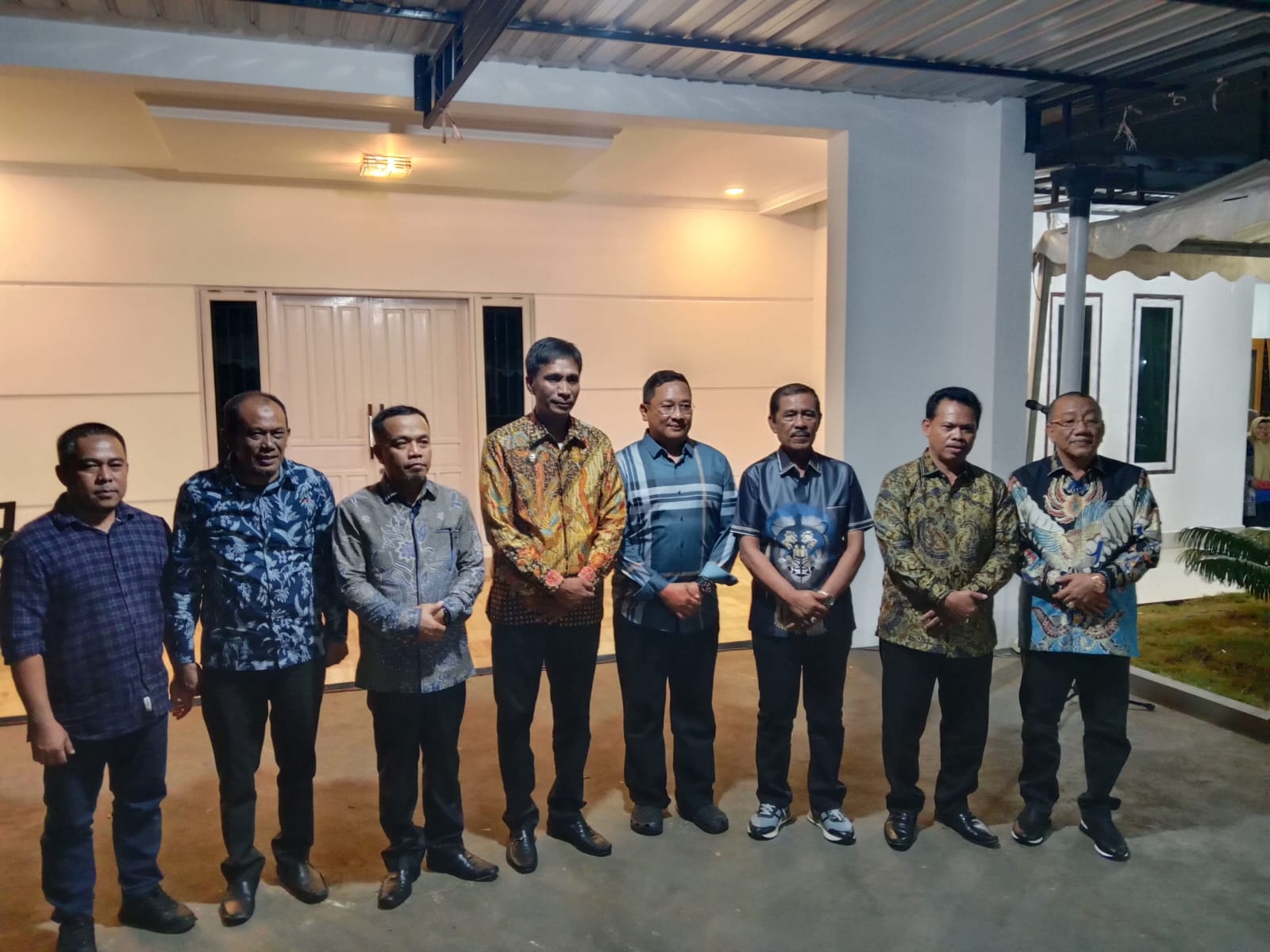 Pj Bupati Kolut, Yusmin, Sekda Kolut Taupiq pose bersama dengan tiga pasangan calon bupati dan wakil bupati pada acara silaturahmi dan makan malam bersama di rumah jabatan bupati.
