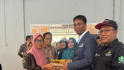 Percepat Penghapusan Kemiskinan Ekstrem, Pj Bupati Kolaka Utara Salurkan Bantuan Sosial untuk 467 KK