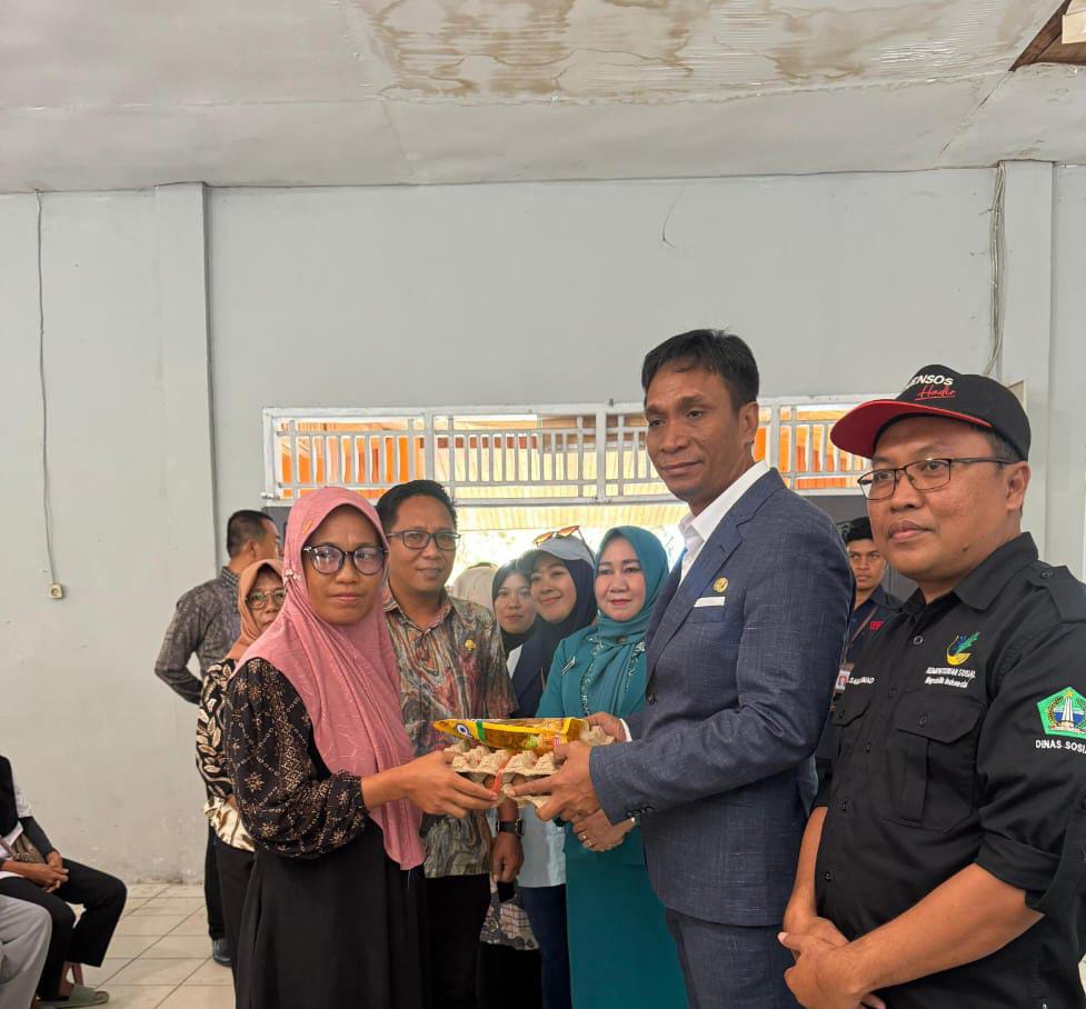 Pj Bupati Kolaka Utara, Yusmin bersama Pj Ketua PKK Kolaka Utara, Nurhayati Yusmin, saat melaksanakan penyaluran bantuan sosial dalam rangka penghapusan kemiskinan ekstrem, bertempat di Kecamatan Lasusua, Jumat (20/9).