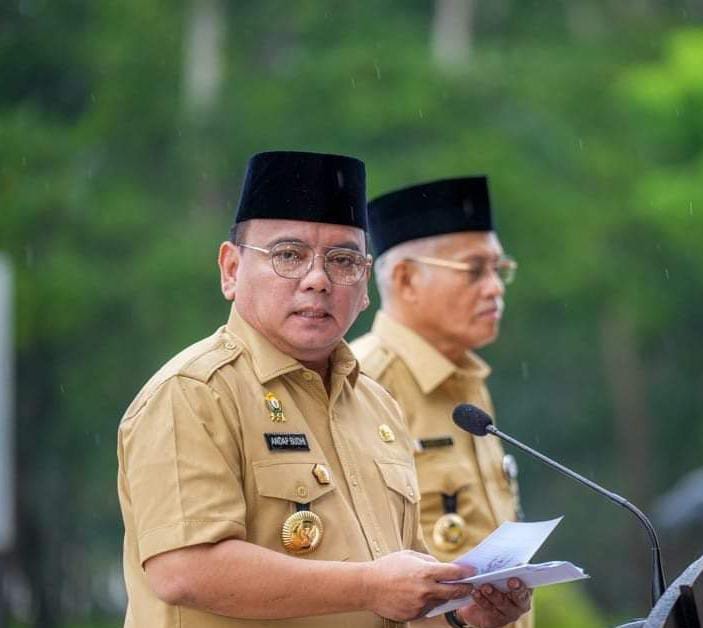 Sekda Sultra, Drs H Asrun Lio MHum PhD saat bersama Pj Gubernur, Komjen Pol (P) Dr (HC) Andap Budhi Revianto SIK MH.