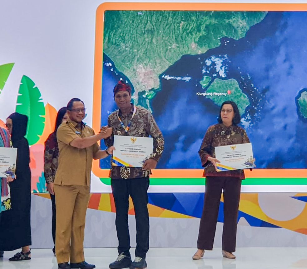 Pj Bupati Kolaka Utara, Yusmin saat menerima insentif fiskal Tahun 2024 dari Kemenkeu RI yang diserahkan langsung Mendagri Tito Karnavian.