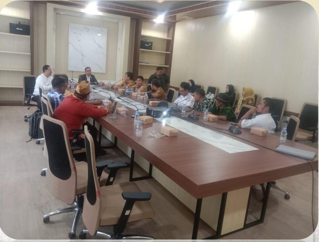 Suasana RDP DPRD Provinsi Sultra bersama LAT, turut dihadiri Tim Perencana Patung Haluoleo dan Tim Teknis Dinas Cipta Karya bersama Kadis Cipta Karya Provinsi Sultra.
