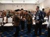 Pj Gubernur Sultra Andap Budhi Revianto menyambut langsung Wapres RI Ma'aruf Amin, pada rapat pleno KNEKS Tahun 2024 dan pembukaan rapat sinergi ekonomi dan keuangan syariah nasional. (Foto : Istimewa)