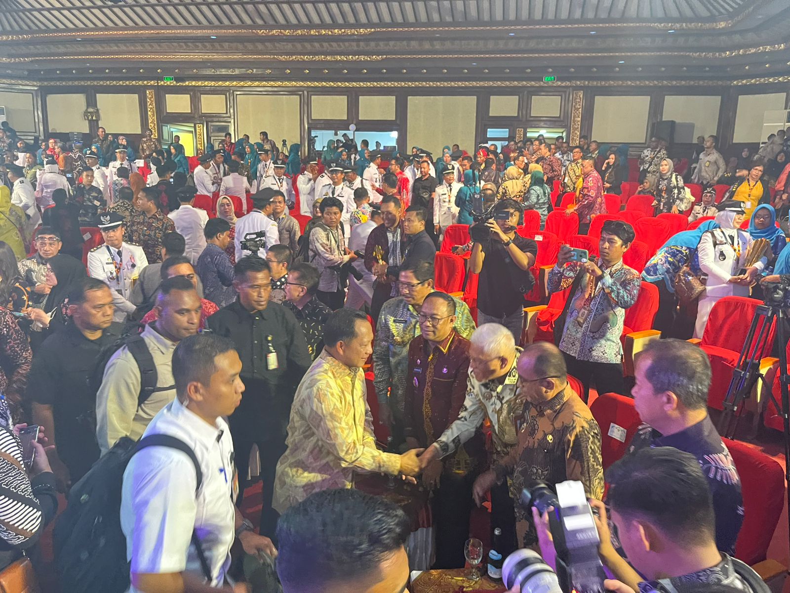 Mewakili Pj Gubernur, Andap Budhi Revianto, Sekda Sultra, Asrun Lio saat menghadiri Temu Karya Nasional dan Penganugerahan Desa serta Kelurahan Berprestasi tahun 2024, di Gedung Ksiramawa Kompleks Art Center, Bali, Selasa (8/10).