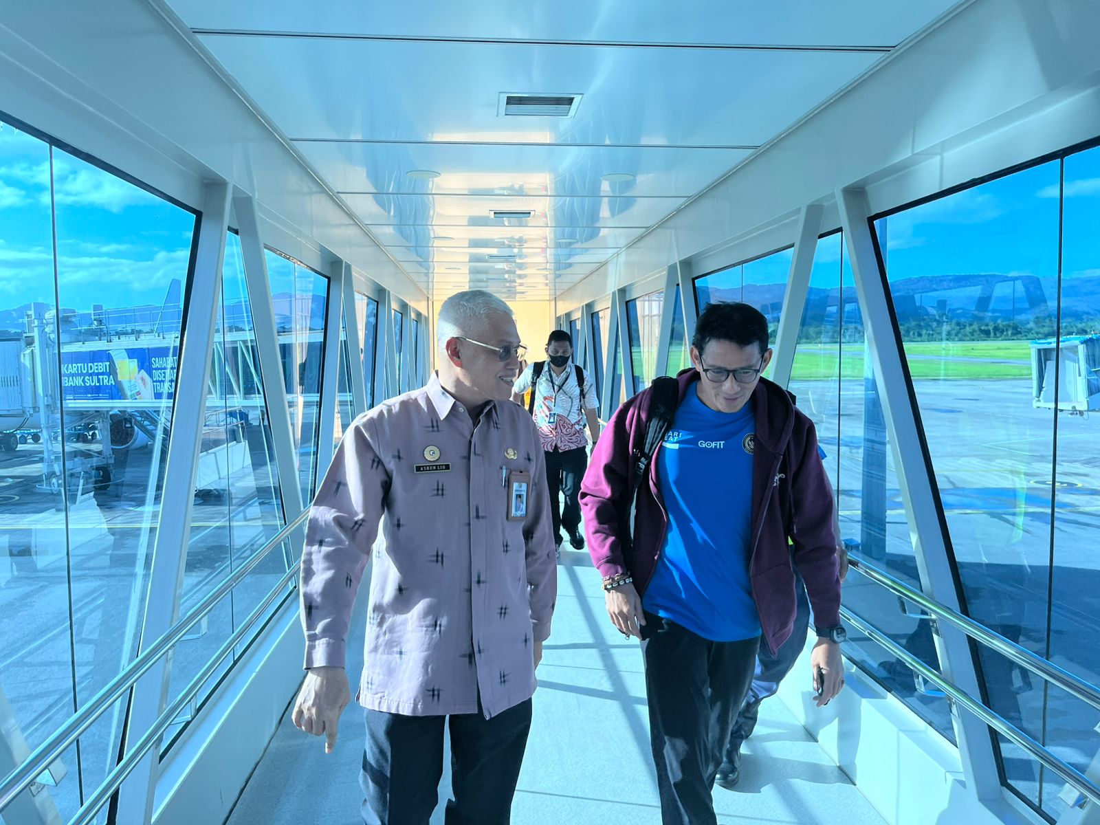 Mewakili Pj Gubernur, Komjen Pol (P) Dr (HC) Andap Budhi Revianto SIK MH, Sekda Sultra, Drs H Asrun Lio MHum PhD saat menyambut kedatangan Menteri Pariwisata dan Ekonomi Kreatif (Menparekraf) RI, Sandiaga Salahuddin Uno, di Kendari, Jumat (11/10).