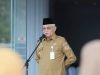 Sekda Sultra, Asrun Lio saat memimpin apel gabungan yang dihadiri oleh seluruh pegawai di lingkungan Pemprov Sultra, Senin(14/10).