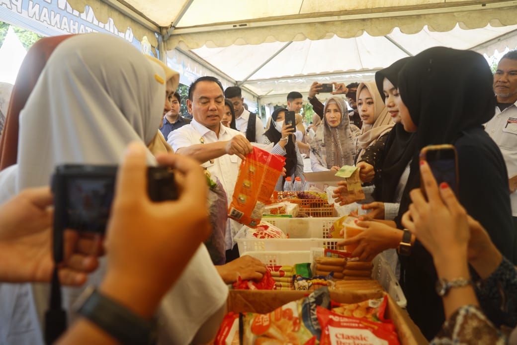 Pj Gubernur Sultra, Andap Budhi Revianto, secara resmi membuka GPM yang digelar serentak di 17 kabupaten/kota se-Sultra, bertepatan dengan peringatan Hari Pangan Sedunia ke-44 tahun 2024, di Kantor Kecamatan Poasia, Kota Kendari, Rabu (16/10).