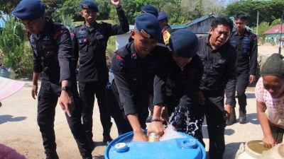 Batalyon A Pelopor Brimob Sultra Distribusikan Ribuan Liter Air Bersih kepada Warga Terdampak Kekeringan di Soropia