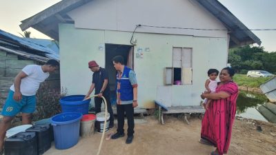 Pemprov Sultra Salurkan 5000 Liter Air Bersih untuk Warga Terdampak Kekeringan di Soropia