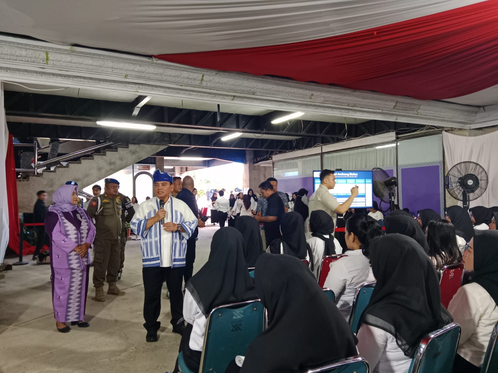 Pj Gubernur Sultra, Andap Budhi Revianto, saat melakukan kunjungan ke lokasi pelaksanaan tes CPNS 2024 di lingkup Pemerintah Provinsi Sultra pada Sabtu (26/10) bertempat di Hotel Kubah 9 Kendari.