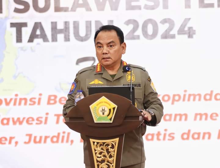 Pj Gubernur Sultra, Andap Budhi Revianto saat membuka Rakor Forkopimda Provinsi Sulawesi Tenggara tahun 2024 yang turut dihadiri oleh Ketua DPRD Provinsi Sultra, para Bupati/Wali Kota, Ketua Bawaslu dan KPU Sultra, serta pimpinan TNI dan Polri bertempat di Hotel Zahra, Kendari. (Dok.Istimewa)