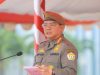 Pj Gubernur Sultra, Andap Budhi Revianto saat memimpin apel gelar pasukan Kesiapsiagaan Pasukan Satuan Polisi Pamong Praja (Satpol PP) dan Satuan Perlindungan Masyarakat (Satlinmas) bertempat di halaman Kantor Gubernur Sultra.