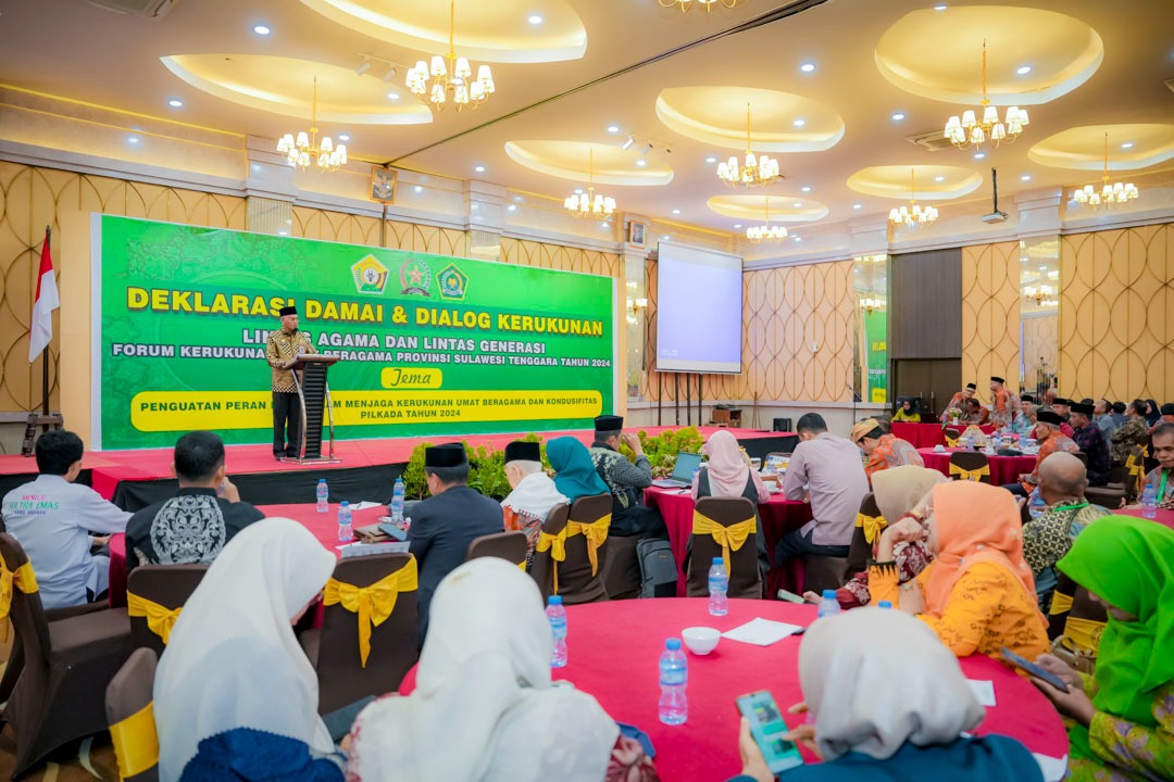 Mewakili Pj Gubernur, Komjen Pol (P) Dr (HC) Andap Budhi Revianto SIK MH, Sekda Sultra, Drs H Asrun Lio MHum PhD saat memberikan sambutan sekaligus membuka secara resmi dialog kerukunan umat beragama lintas generasi, Sabtu (9/11), di Kendari.