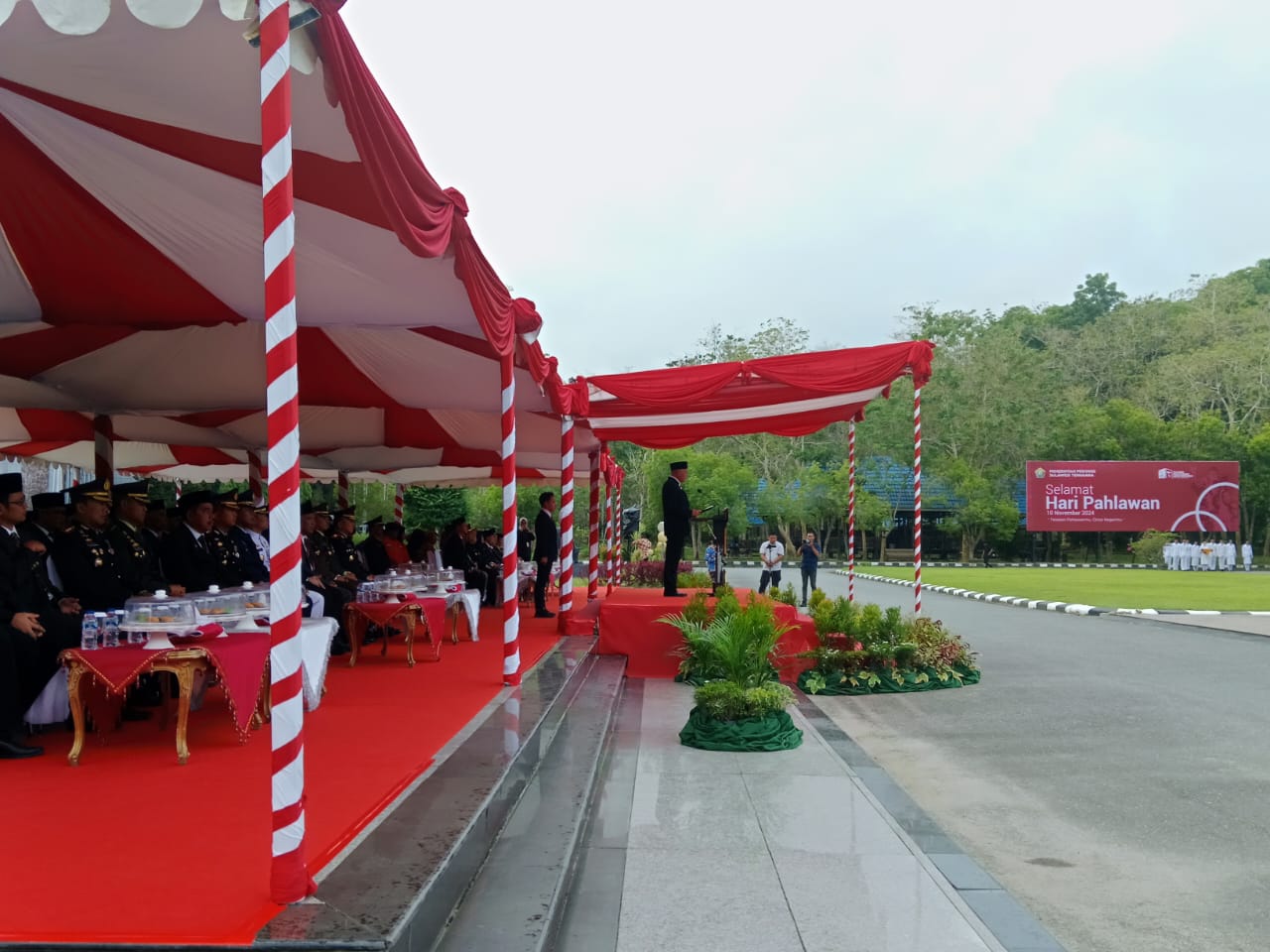 Sekda Sultra, Asrun Lio saat memimpin upacara Hari Pahlawan 2024 bertempat di Halaman Kantor Gubernur Sultra.