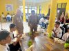 Sekda Sultra, Asrun Lio saat menghadiri penyaluran makan bergizi gratis yang digagas Dinas Sosial bertempat di Panti Asuhan dan luar panti asuhan sebanyak 70 anak.