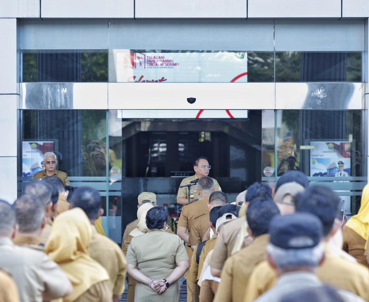Pj Gubernur Sultra, Andap Budhi Revianto saat memimpin apel pagi gabungan bertempat di Kantor Gubernur Sultra.