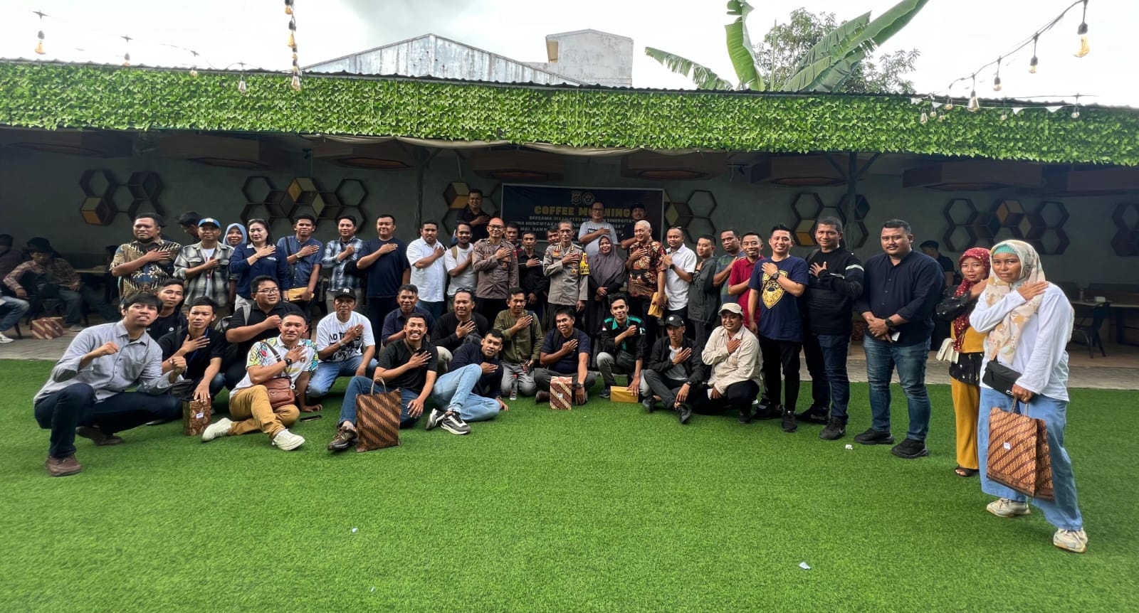 Bid Humas Polda Sultra saat menggelar coffee morning bersama Insan Pers di salah satu warung kopi di Kendari.