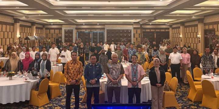 Mewakili Pj Gubernur, Andap Budhi Revianto, Sekda Sultra, Asrun Lio saat memberikan sambutan sekaligus membuka secara resmi kegiatan pembinaan penyedia e-katalog lokal lingkup Pemprov Sultra.